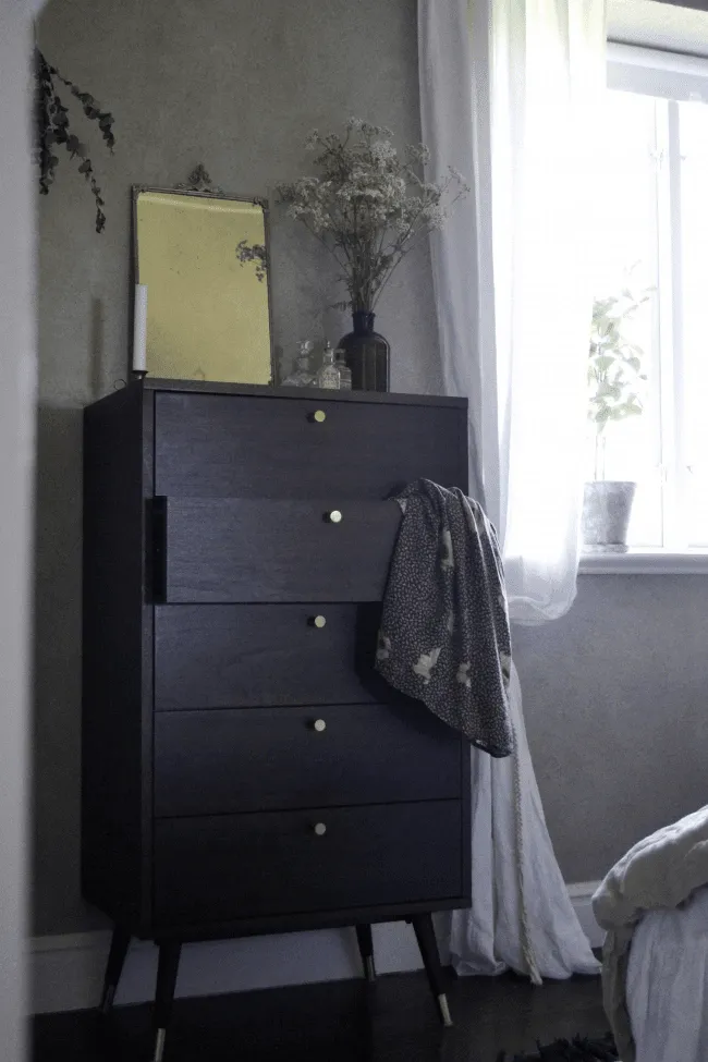 Dresser - Prime - 5 lådor (walnut/brass)