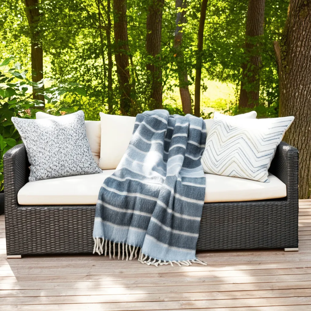 Throws - Plaid in wool mix - Charlotte (blue)