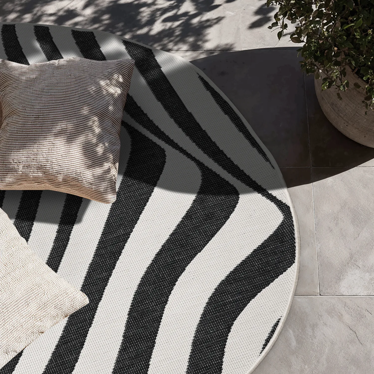 Indoor/Outdoor rug - utomhusmatta - Remina (black/white)