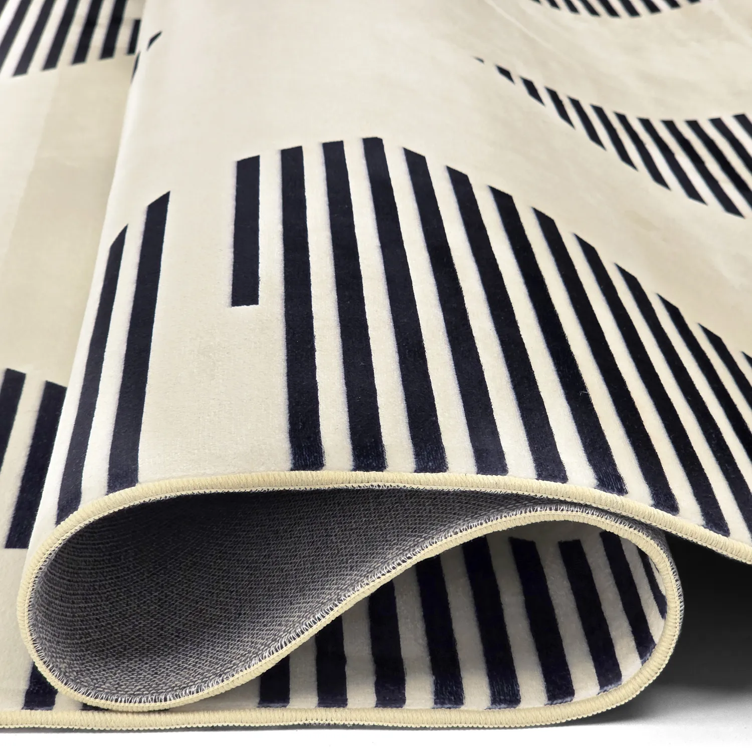 Wilton rug - Pucon (black/cream)